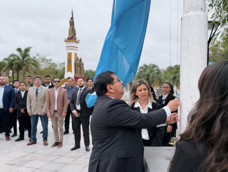 Izamiento de la Bandera Nacional por el Día del Respeto a la Diversidad Cultural